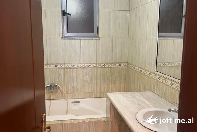 Appartamento in affitto a Tirana 2+1, SemiArredato