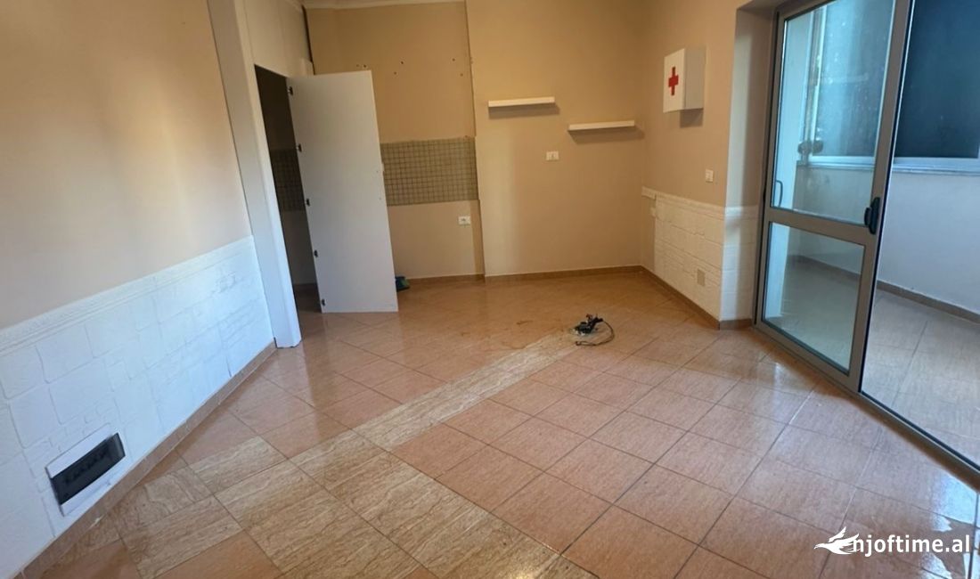 Japim me qera zyra 1+1 te Pazari i Ri, 65 m2 600 Eurouro