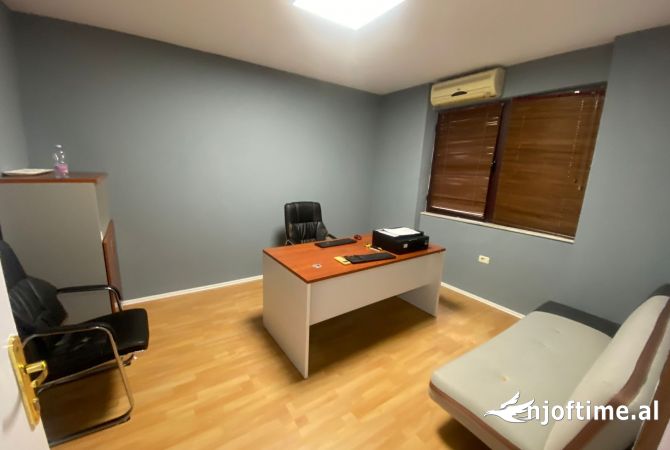 Ambiente Commerciale in Affitto 3+1 a Tirana - 1,000 Euro