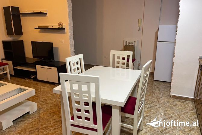 Shtepi me qera Apartament ne Tirane, 2+1, Mobilimi E mobiluar, Pagesa 570  Euro.