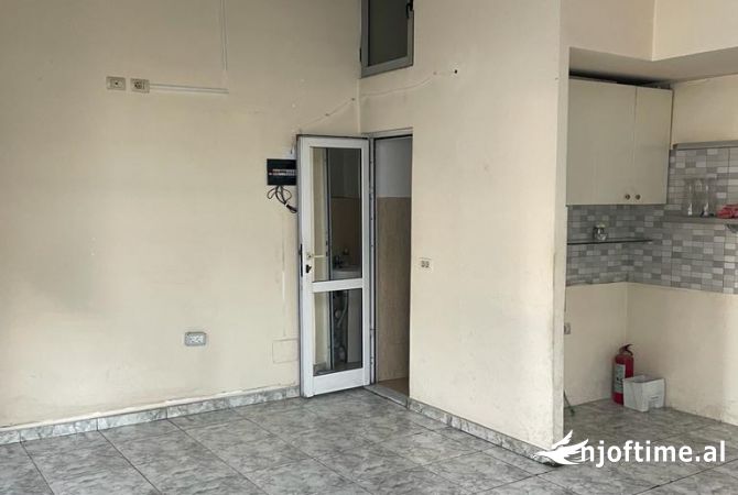 Japim me qera ambient biznesi 35 m2 prane medrese