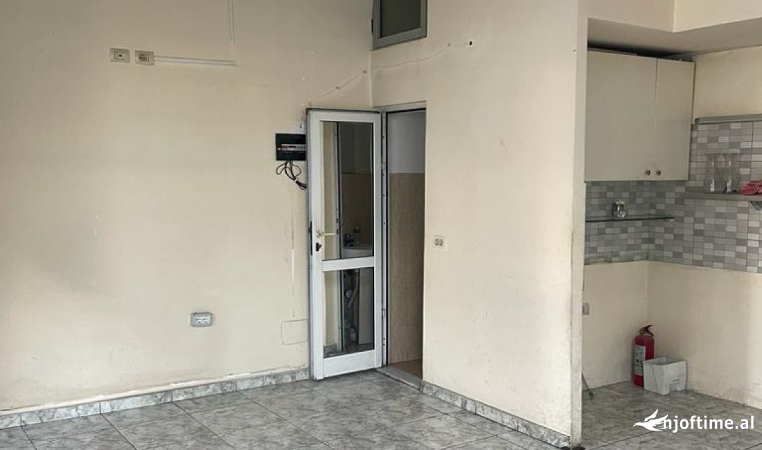 Japim me qera ambient biznesi 35 m2 prane medrese