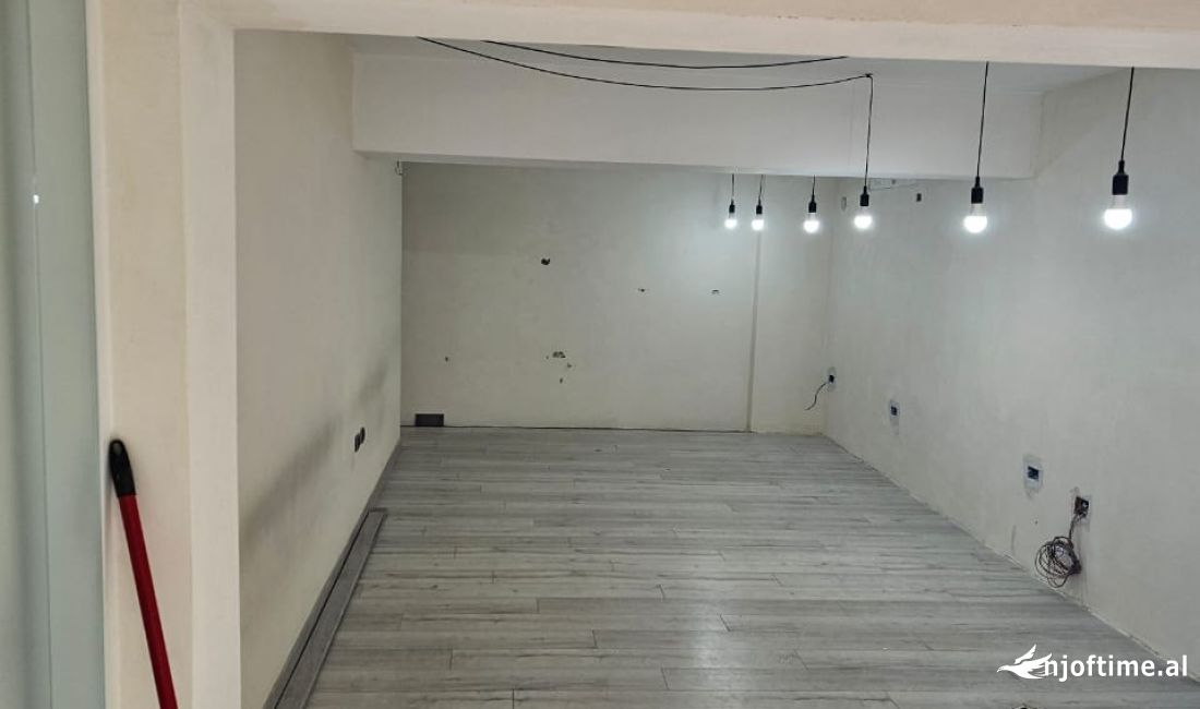 Japim me qera ambient biznesi 70 m2 prane Myslym Shyrit