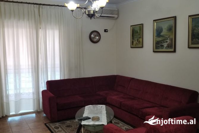 Shtepi me qera Apartament ne Tirane, 2+1, Mobilimi E mobiluar, Pagesa 550  Euro.