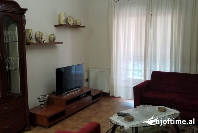 Jepet me qera 2+1 te rr e barrikadave