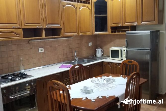 Shtepi me qera Apartament ne Tirane, 2+1, Mobilimi E mobiluar, Pagesa 550  Euro.