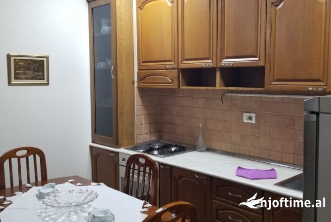 Shtepi me qera Apartament ne Tirane, 2+1, Mobilimi E mobiluar, Pagesa 550  Euro.