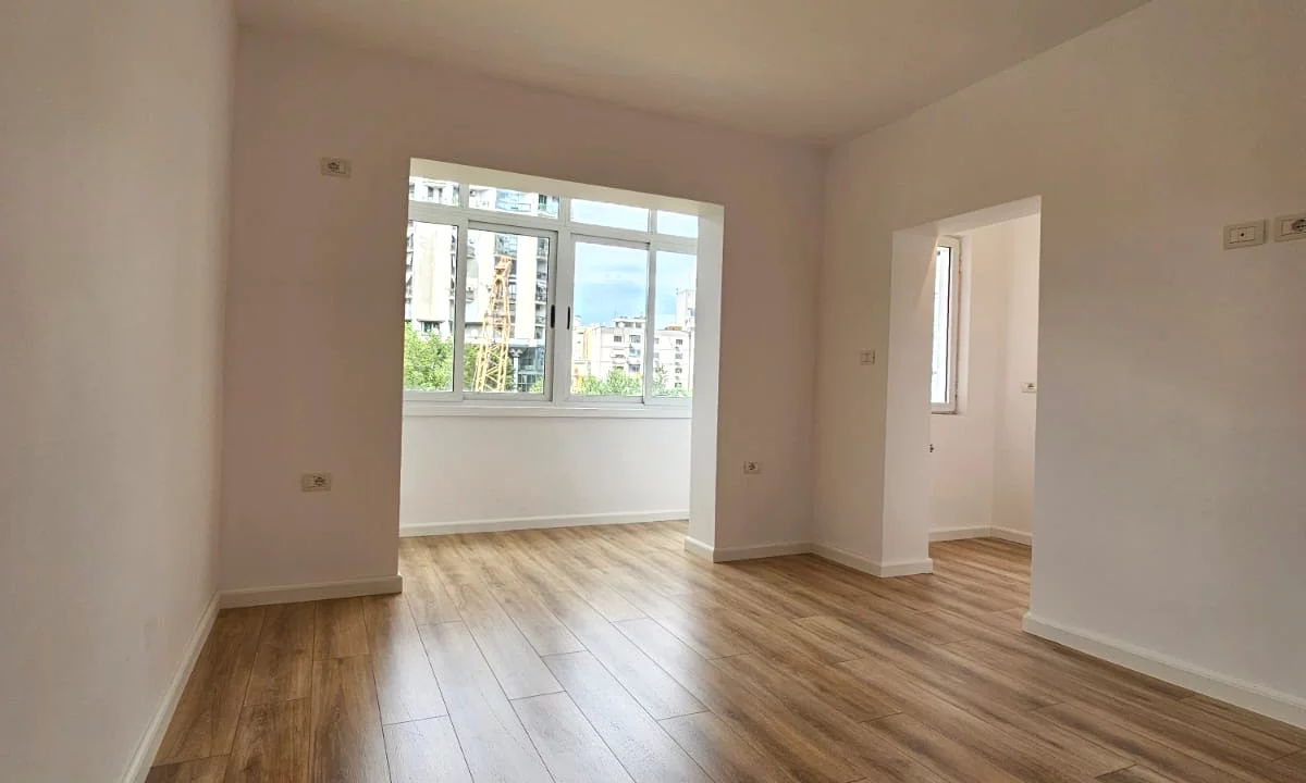 Shtepi ne shitje Apartament ne Tirane, Garsoniere, Mobilimi Bosh, pa mobiluar, Pagesa 93,000  Euro.