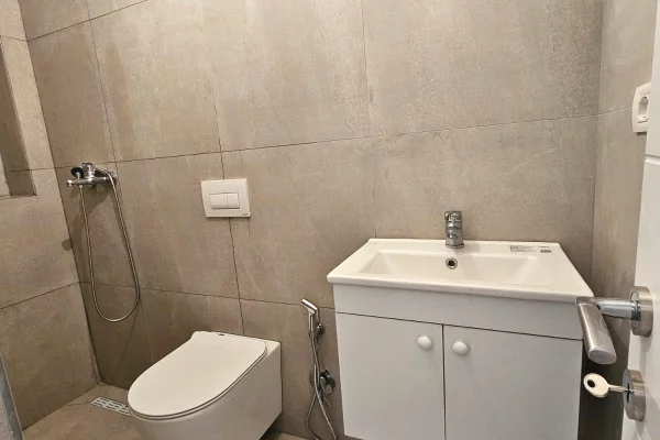 Shtepi ne shitje Apartament ne Tirane, Garsoniere, Mobilimi Bosh, pa mobiluar, Pagesa 93,000  Euro.