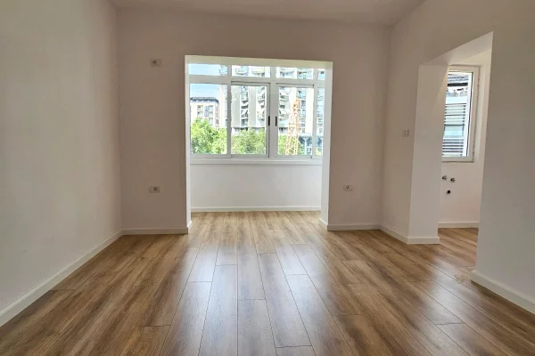 Shtepi ne shitje Apartament ne Tirane, Garsoniere, Mobilimi Bosh, pa mobiluar, Pagesa 93,000  Euro.
