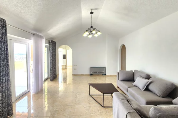 Shtepi me qera Papafingo(kati i catise) ne Tirane, 3+1, Mobilimi Pjeserisht e mobiluar, Pagesa 1,580  Euro.