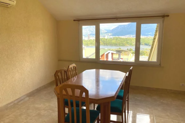 Shtepi me qera Papafingo(kati i catise) ne Tirane, 3+1, Mobilimi Pjeserisht e mobiluar, Pagesa 1,580  Euro.