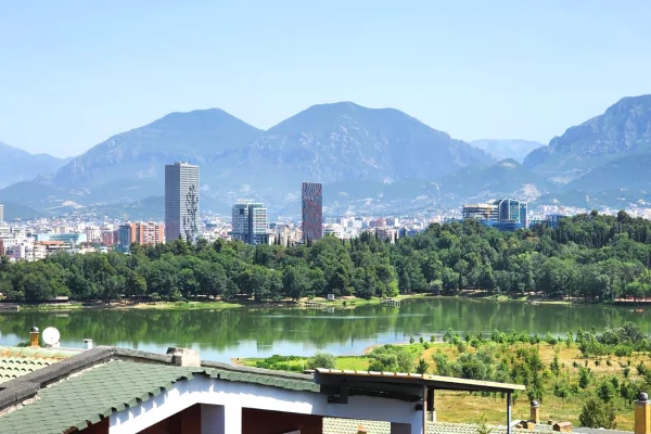 Shtepi me qera Papafingo(kati i catise) ne Tirane, 3+1, Mobilimi Pjeserisht e mobiluar, Pagesa 1,580  Euro.