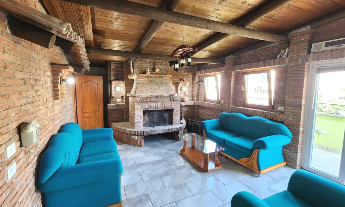 Shtepi me qera Papafingo(kati i catise) ne Tirane, 3+1, Mobilimi Pjeserisht e mobiluar, Pagesa 1,580  Euro.