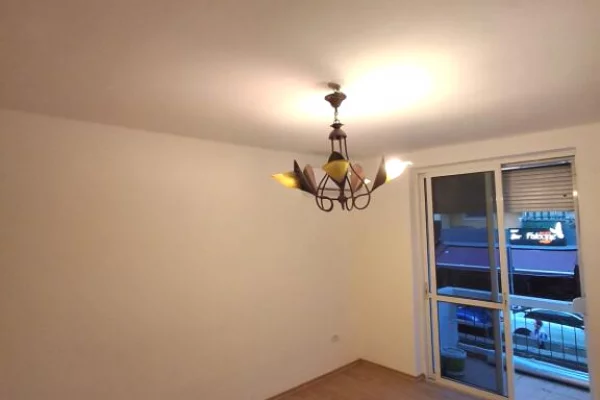 Jepet me Qera 2+1 Per zyre ne Bllok me pamje nga rruga