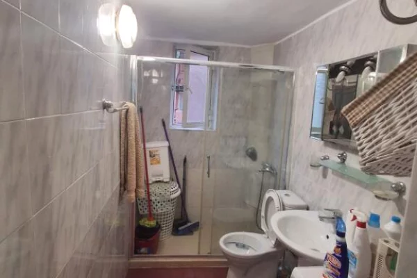 Jepet me Qera 2+1 Per zyre ne Bllok me pamje nga rruga