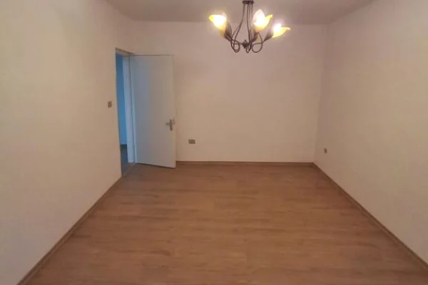 Jepet me Qera 2+1 Per zyre ne Bllok me pamje nga rruga