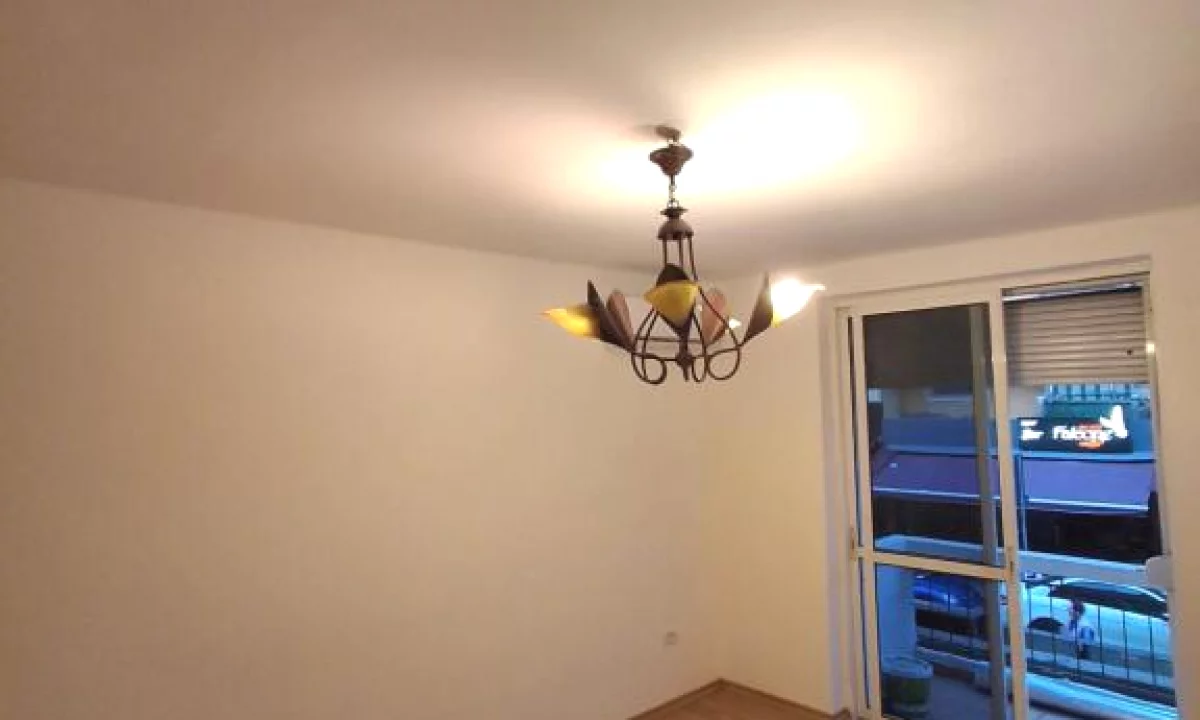 Jepet me Qera 2+1 Per zyre ne Bllok me pamje nga rruga