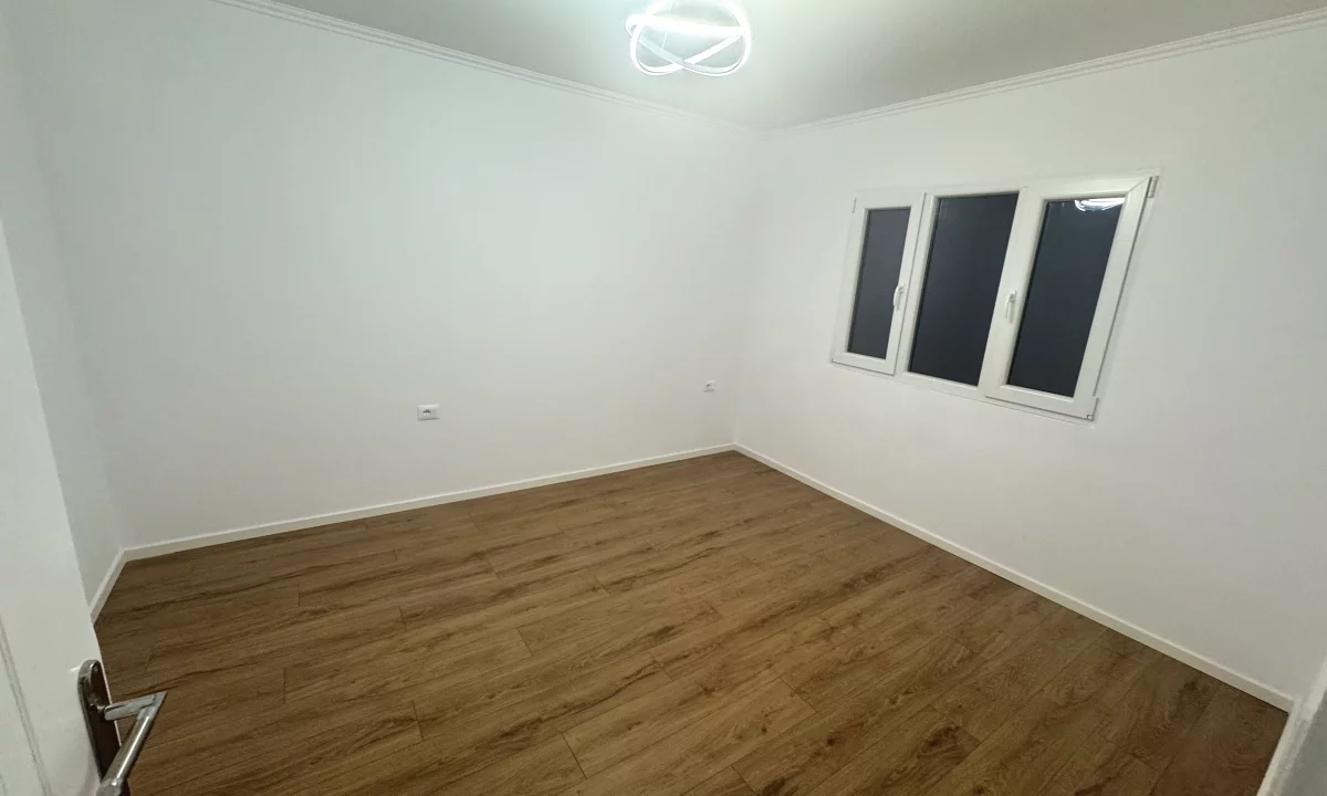 Shtepi ne shitje Apartament ne Tirane, 1+1, Mobilimi Bosh, pa mobiluar, Pagesa 95,000  Euro.