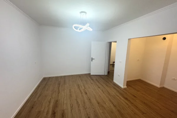 Shtepi ne shitje Apartament ne Tirane, 1+1, Mobilimi Bosh, pa mobiluar, Pagesa 95,000  Euro.