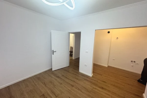 Shtepi ne shitje Apartament ne Tirane, 1+1, Mobilimi Bosh, pa mobiluar, Pagesa 95,000  Euro.