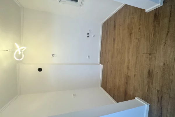 Shtepi ne shitje Apartament ne Tirane, 1+1, Mobilimi Bosh, pa mobiluar, Pagesa 95,000  Euro.