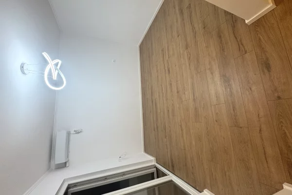 Shtepi ne shitje Apartament ne Tirane, 1+1, Mobilimi Bosh, pa mobiluar, Pagesa 95,000  Euro.