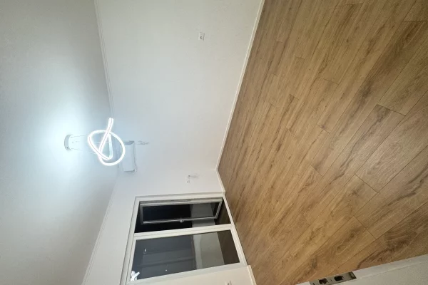 Shtepi ne shitje Apartament ne Tirane, 1+1, Mobilimi Bosh, pa mobiluar, Pagesa 95,000  Euro.