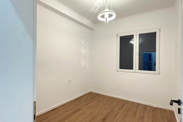 Shtepi ne shitje Apartament ne Tirane, 2+1, Mobilimi Bosh, pa mobiluar, Pagesa 168,000  Euro.