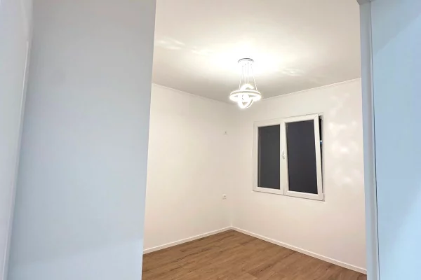 Shtepi ne shitje Apartament ne Tirane, 2+1, Mobilimi Bosh, pa mobiluar, Pagesa 168,000  Euro.