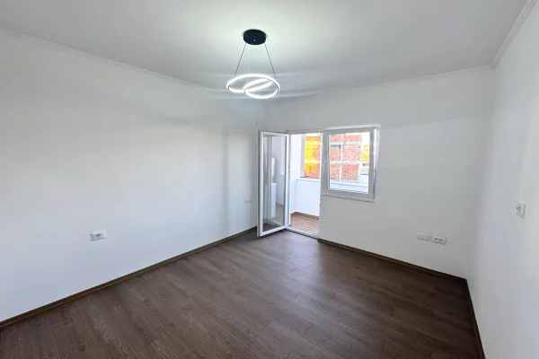 Shtepi ne shitje Apartament ne Tirane, 2+1, Mobilimi Bosh, pa mobiluar, Pagesa 149,000  Euro.