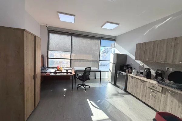 Jepet ambjent per zyra 400 m2 te Shkolla e Kuqe