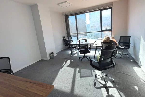 Jepet ambjent per zyra 400 m2 te Shkolla e Kuqe