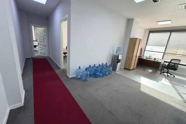 Jepet ambjent per zyra 400 m2 te Shkolla e Kuqe