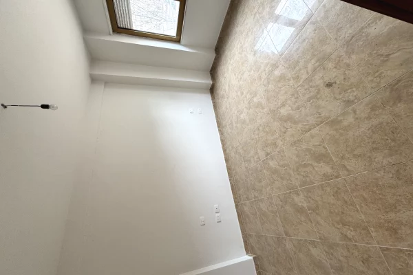 Ambient biznesi me qera 3+1 ne Tirane - 2,200 Euro