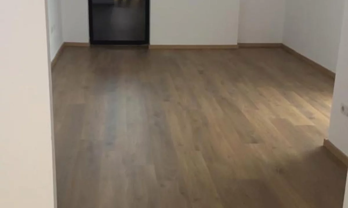 🔑 Jepet me qira ambient 1+1 – Ideal per zyra ose klinike Te Shkolla e Kuqe