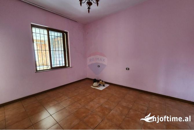 Ambiente Commerciale in Affitto 3+1 a Tirana - 700 Euro