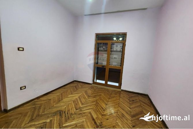 Ambiente Commerciale in Affitto 3+1 a Tirana - 700 Euro
