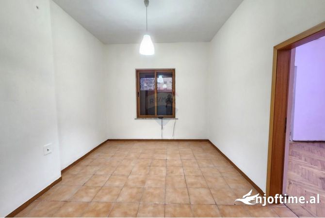 Ambiente Commerciale in Affitto 3+1 a Tirana - 700 Euro