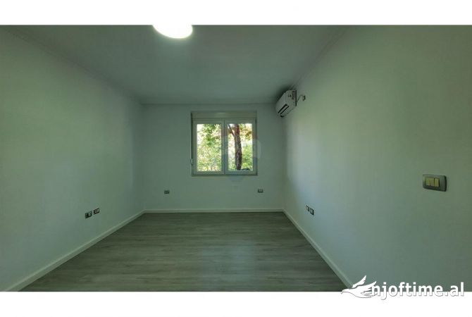 Ambiente Commerciale in Affitto 3+1 a Tirana - 1,000 Euro