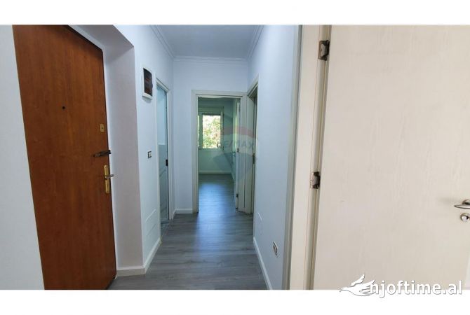 Ambiente Commerciale in Affitto 3+1 a Tirana - 1,000 Euro