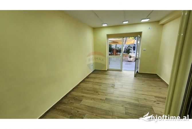 Ambiente Commerciale in Affitto 1+1 a Tirana - 47,000 Leke