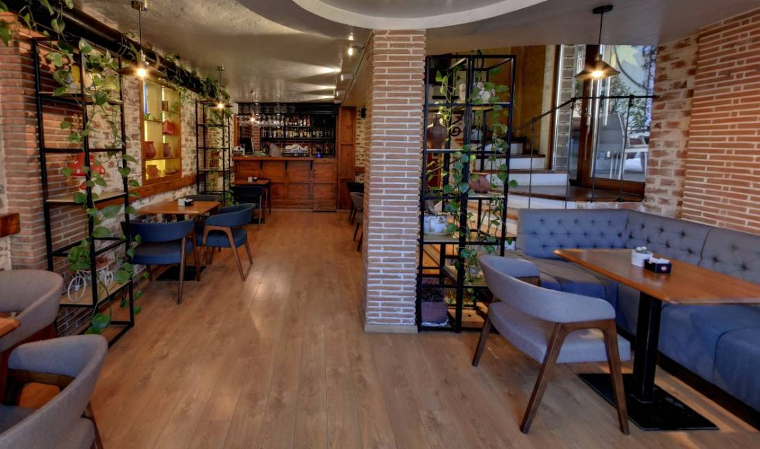 Offerte di lavoro a Tirana, Profession Kamarier/Banakier , , Pagamento 20,000  Leke.