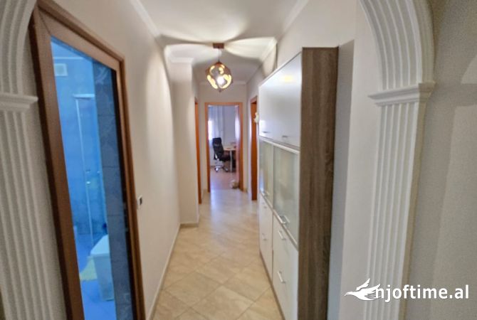 Shtepi ne shitje Apartament ne Tirane, 2+1, Mobilimi E mobiluar, Pagesa 159,000  Euro.