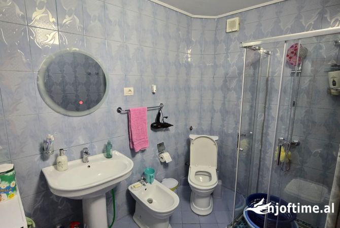 Shtepi ne shitje Apartament ne Tirane, 2+1, Mobilimi E mobiluar, Pagesa 159,000  Euro.