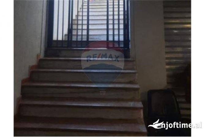 Ambiente Commerciale in Affitto 3+1 a Tirana - 700 Euro