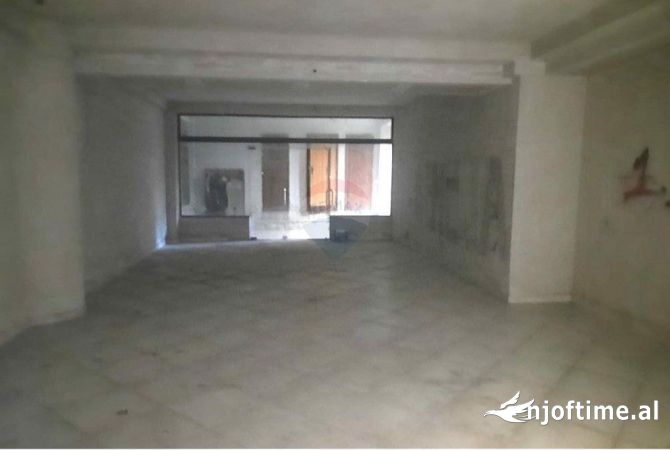 Ambiente Commerciale in Affitto 3+1 a Tirana - 700 Euro