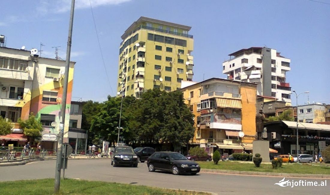 Happy Home shet  Dyqan , buze rruge  Super lokacion  Dyqani eshte i dhene me qira .