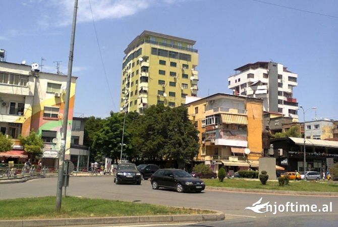 Ambiente Commerciale in Vendita 1+1 a Tirana - 440,000 Euro
