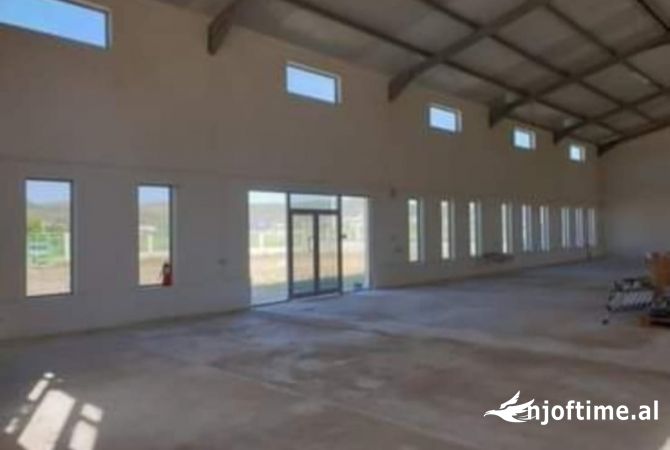 Ambiente Commerciale in Affitto 4+1 a Tirana - 1,800 Euro